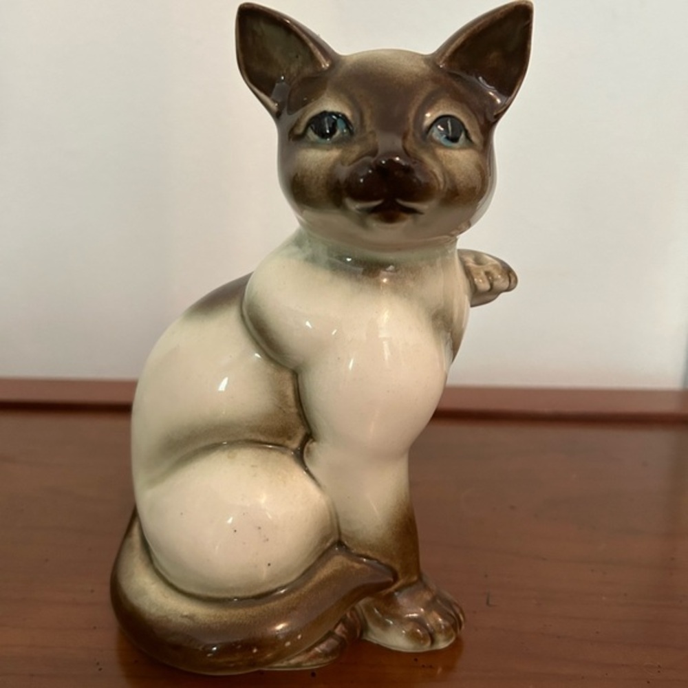 Vintage ceramic Siamese cat- 7 inches tall- excellent vintage condition
